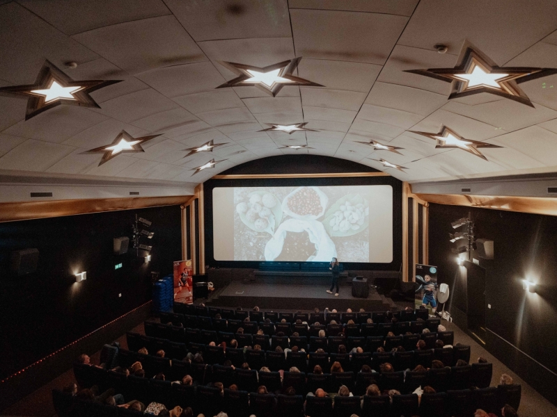 Intérieur du Cinéma Bio avec spectateurs
